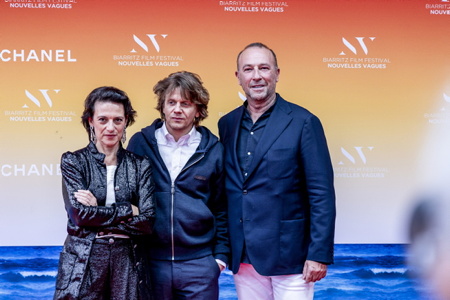 Sandrine Brauer, l'acteur Alex Lutz et Jérome Pulis lors du Festival International du FILM DE BIARRITZ NOUVELLES VAGUES seconde édition soirée de clôture le 22 juin 2024.

Sandrine Brauer, actor Alex Lutz and Jérome Pulis during the BIARRITZ NOUVELLES VAGUES International FILM Festival second edition closing evening on June 22, 2024.

Biarritz, Pays basque, 64 , Nouvelle Aquitaine, Pyrénées Atlantiques, Sud Ouest, France, Europe.
New Aquitaine, Basque Country.