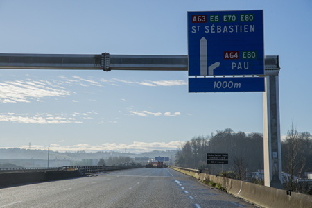 L'A63 et A64 bloquée lors de la mobilisation des agriculteurs basques avec pour cible de nombreux axes de ces deux autoroutes vérouillés, ici au niveau du viaduc Hubert Touya de Bayonne. Autoroutes bloquées dans les deux sens par une dizaine de tracteurs et les manifestants.La FDSEA et les Jeunes Agriculteurs du 64 lancent un appel à la mobilisation ces 23 et 24 janvier au niveau des péages au Pays Basque.
The A63 and A64 blocked during the mobilization of Basque farmers with the target of many axes of these two motorways locked, here at the Hubert Touya viaduct in Bayonne. Highways blocked in both directions by around ten tractors and demonstrators. The FDSEA and the Young Farmers of 64 are launching a call for mobilization on January 23 and 24 at the level of tolls in the Basque Country.
Bayonne, Pays basque, 64 , Nouvelle Aquitaine, Pyrénées Atlantiques, Sud Ouest, France, Europe.
New Aquitaine, Basque Country.