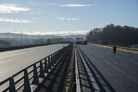 L'A63 et A64 bloquée lors de la mobilisation des agriculteurs basques avec pour cible de nombreux axes de ces deux autoroutes vérouillés, ici au niveau du viaduc Hubert Touya de Bayonne. Autoroutes bloquées dans les deux sens par une dizaine de tracteurs et les manifestants.La FDSEA et les Jeunes Agriculteurs du 64 lancent un appel à la mobilisation ces 23 et 24 janvier au niveau des péages au Pays Basque.
The A63 and A64 blocked during the mobilization of Basque farmers with the target of many axes of these two motorways locked, here at the Hubert Touya viaduct in Bayonne. Highways blocked in both directions by around ten tractors and demonstrators. The FDSEA and the Young Farmers of 64 are launching a call for mobilization on January 23 and 24 at the level of tolls in the Basque Country.
Bayonne, Pays basque, 64 , Nouvelle Aquitaine, Pyrénées Atlantiques, Sud Ouest, France, Europe.
New Aquitaine, Basque Country.