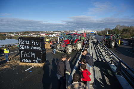 L'A63 et A64 bloquée lors de la mobilisation des agriculteurs basques avec pour cible de nombreux axes de ces deux autoroutes vérouillés, ici au niveau du viaduc Hubert Touya de Bayonne. Autoroutes bloquées dans les deux sens par une dizaine de tracteurs et les manifestants.La FDSEA et les Jeunes Agriculteurs du 64 lancent un appel à la mobilisation ces 23 et 24 janvier au niveau des péages au Pays Basque.
The A63 and A64 blocked during the mobilization of Basque farmers with the target of many axes of these two motorways locked, here at the Hubert Touya viaduct in Bayonne. Highways blocked in both directions by around ten tractors and demonstrators. The FDSEA and the Young Farmers of 64 are launching a call for mobilization on January 23 and 24 at the level of tolls in the Basque Country.
Bayonne, Pays basque, 64 , Nouvelle Aquitaine, Pyrénées Atlantiques, Sud Ouest, France, Europe.
New Aquitaine, Basque Country.