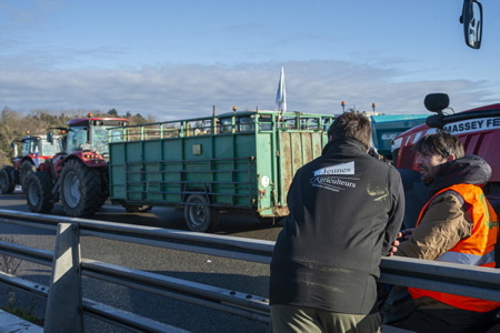 L'A63 et A64 bloquée lors de la mobilisation des agriculteurs basques avec pour cible de nombreux axes de ces deux autoroutes vérouillés, ici au niveau du viaduc Hubert Touya de Bayonne. Autoroutes bloquées dans les deux sens par une dizaine de tracteurs et les manifestants.La FDSEA et les Jeunes Agriculteurs du 64 lancent un appel à la mobilisation ces 23 et 24 janvier au niveau des péages au Pays Basque.
The A63 and A64 blocked during the mobilization of Basque farmers with the target of many axes of these two motorways locked, here at the Hubert Touya viaduct in Bayonne. Highways blocked in both directions by around ten tractors and demonstrators. The FDSEA and the Young Farmers of 64 are launching a call for mobilization on January 23 and 24 at the level of tolls in the Basque Country.
Bayonne, Pays basque, 64 , Nouvelle Aquitaine, Pyrénées Atlantiques, Sud Ouest, France, Europe.
New Aquitaine, Basque Country.