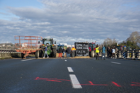 L'A63 et A64 bloquée lors de la mobilisation des agriculteurs basques avec pour cible de nombreux axes de ces deux autoroutes vérouillés, ici au niveau du viaduc Hubert Touya de Bayonne. Autoroutes bloquées dans les deux sens par une dizaine de tracteurs et les manifestants.La FDSEA et les Jeunes Agriculteurs du 64 lancent un appel à la mobilisation ces 23 et 24 janvier au niveau des péages au Pays Basque.
The A63 and A64 blocked during the mobilization of Basque farmers with the target of many axes of these two motorways locked, here at the Hubert Touya viaduct in Bayonne. Highways blocked in both directions by around ten tractors and demonstrators. The FDSEA and the Young Farmers of 64 are launching a call for mobilization on January 23 and 24 at the level of tolls in the Basque Country.
Bayonne, Pays basque, 64 , Nouvelle Aquitaine, Pyrénées Atlantiques, Sud Ouest, France, Europe.
New Aquitaine, Basque Country.