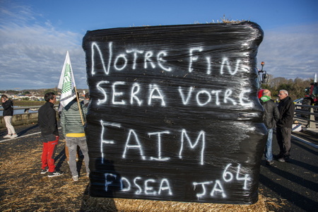 L'A63 et A64 bloquée lors de la mobilisation des agriculteurs basques avec pour cible de nombreux axes de ces deux autoroutes vérouillés, ici au niveau du viaduc Hubert Touya de Bayonne. Autoroutes bloquées dans les deux sens par une dizaine de tracteurs et les manifestants.La FDSEA et les Jeunes Agriculteurs du 64 lancent un appel à la mobilisation ces 23 et 24 janvier au niveau des péages au Pays Basque.
The A63 and A64 blocked during the mobilization of Basque farmers with the target of many axes of these two motorways locked, here at the Hubert Touya viaduct in Bayonne. Highways blocked in both directions by around ten tractors and demonstrators. The FDSEA and the Young Farmers of 64 are launching a call for mobilization on January 23 and 24 at the level of tolls in the Basque Country.
Bayonne, Pays basque, 64 , Nouvelle Aquitaine, Pyrénées Atlantiques, Sud Ouest, France, Europe.
New Aquitaine, Basque Country.