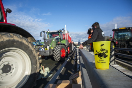 L'A63 et A64 bloquée lors de la mobilisation des agriculteurs basques avec pour cible de nombreux axes de ces deux autoroutes vérouillés, ici au niveau du viaduc Hubert Touya de Bayonne. Autoroutes bloquées dans les deux sens par une dizaine de tracteurs et les manifestants.La FDSEA et les Jeunes Agriculteurs du 64 lancent un appel à la mobilisation ces 23 et 24 janvier au niveau des péages au Pays Basque.
The A63 and A64 blocked during the mobilization of Basque farmers with the target of many axes of these two motorways locked, here at the Hubert Touya viaduct in Bayonne. Highways blocked in both directions by around ten tractors and demonstrators. The FDSEA and the Young Farmers of 64 are launching a call for mobilization on January 23 and 24 at the level of tolls in the Basque Country.
Bayonne, Pays basque, 64 , Nouvelle Aquitaine, Pyrénées Atlantiques, Sud Ouest, France, Europe.
New Aquitaine, Basque Country.