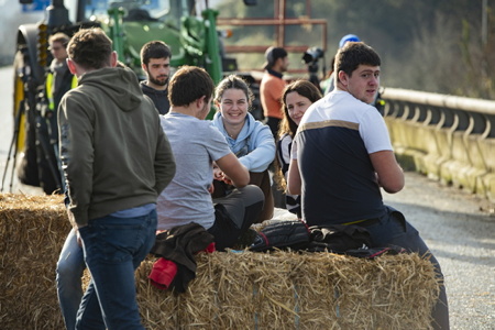 L'A63 et A64 bloquée lors de la mobilisation des agriculteurs basques avec pour cible de nombreux axes de ces deux autoroutes vérouillés, ici au niveau du viaduc Hubert Touya de Bayonne. Autoroutes bloquées dans les deux sens par une dizaine de tracteurs et les manifestants.La FDSEA et les Jeunes Agriculteurs du 64 lancent un appel à la mobilisation ces 23 et 24 janvier au niveau des péages au Pays Basque.
The A63 and A64 blocked during the mobilization of Basque farmers with the target of many axes of these two motorways locked, here at the Hubert Touya viaduct in Bayonne. Highways blocked in both directions by around ten tractors and demonstrators. The FDSEA and the Young Farmers of 64 are launching a call for mobilization on January 23 and 24 at the level of tolls in the Basque Country.
Bayonne, Pays basque, 64 , Nouvelle Aquitaine, Pyrénées Atlantiques, Sud Ouest, France, Europe.
New Aquitaine, Basque Country.