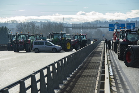 L'A63 et A64 bloquée lors de la mobilisation des agriculteurs basques avec pour cible de nombreux axes de ces deux autoroutes vérouillés, ici au niveau du viaduc Hubert Touya de Bayonne. Autoroutes bloquées dans les deux sens par une dizaine de tracteurs et les manifestants.La FDSEA et les Jeunes Agriculteurs du 64 lancent un appel à la mobilisation ces 23 et 24 janvier au niveau des péages au Pays Basque.
The A63 and A64 blocked during the mobilization of Basque farmers with the target of many axes of these two motorways locked, here at the Hubert Touya viaduct in Bayonne. Highways blocked in both directions by around ten tractors and demonstrators. The FDSEA and the Young Farmers of 64 are launching a call for mobilization on January 23 and 24 at the level of tolls in the Basque Country.
Bayonne, Pays basque, 64 , Nouvelle Aquitaine, Pyrénées Atlantiques, Sud Ouest, France, Europe.
New Aquitaine, Basque Country.