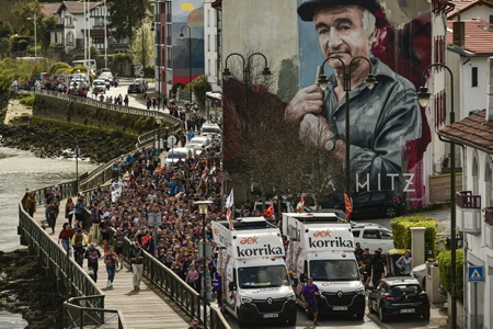 Arrivée à Bayonne le 24 mars 2024 de la course de la Korrika au Pays Basque. La Korrika est une course organise par l association AEK ( Alfabetatze Euskalduntze Koordinakundea) association de cours de basque aux adultes afin de lever des fonds pour devellopper la langue basque.

Arrival in Bayonne on March 24, 2024 for the Korrika race in the Basque Country. The Korrika is a race organized by the AEK association (Alfabetatze Euskalduntze Koordinakundea), an association of Basque courses for adults in order to raise funds to develop the Basque language.

Bayonne, Pays Basque, Region Nouvelle-Aquitaine, Pyrenees-Atlantiques France, Europe.
