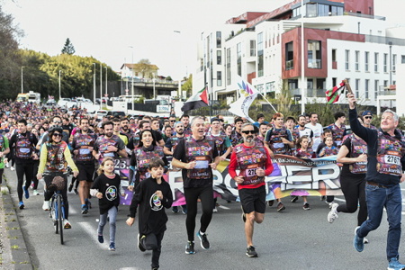 Arrivée à Bayonne le 24 mars 2024 de la course de la Korrika au Pays Basque. La Korrika est une course organise par l association AEK ( Alfabetatze Euskalduntze Koordinakundea) association de cours de basque aux adultes afin de lever des fonds pour devellopper la langue basque.

Arrival in Bayonne on March 24, 2024 for the Korrika race in the Basque Country. The Korrika is a race organized by the AEK association (Alfabetatze Euskalduntze Koordinakundea), an association of Basque courses for adults in order to raise funds to develop the Basque language.

Bayonne, Pays Basque, Region Nouvelle-Aquitaine, Pyrenees-Atlantiques France, Europe.