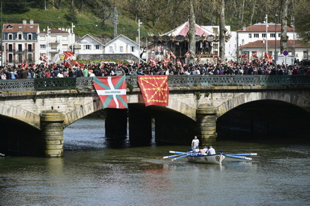 Arrivée à Bayonne le 24 mars 2024 de la course de la Korrika au Pays Basque. La Korrika est une course organise par l association AEK ( Alfabetatze Euskalduntze Koordinakundea) association de cours de basque aux adultes afin de lever des fonds pour devellopper la langue basque.

Arrival in Bayonne on March 24, 2024 for the Korrika race in the Basque Country. The Korrika is a race organized by the AEK association (Alfabetatze Euskalduntze Koordinakundea), an association of Basque courses for adults in order to raise funds to develop the Basque language.

Bayonne, Pays Basque, Region Nouvelle-Aquitaine, Pyrenees-Atlantiques France, Europe.