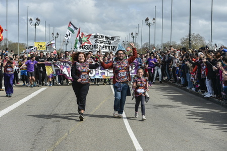 Arrivée à Bayonne le 24 mars 2024 de la course de la Korrika au Pays Basque. La Korrika est une course organise par l association AEK ( Alfabetatze Euskalduntze Koordinakundea) association de cours de basque aux adultes afin de lever des fonds pour devellopper la langue basque.

Arrival in Bayonne on March 24, 2024 for the Korrika race in the Basque Country. The Korrika is a race organized by the AEK association (Alfabetatze Euskalduntze Koordinakundea), an association of Basque courses for adults in order to raise funds to develop the Basque language.

Bayonne, Pays Basque, Region Nouvelle-Aquitaine, Pyrenees-Atlantiques France, Europe.