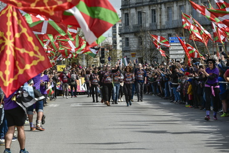 Arrivée à Bayonne le 24 mars 2024 de la course de la Korrika au Pays Basque. La Korrika est une course organise par l association AEK ( Alfabetatze Euskalduntze Koordinakundea) association de cours de basque aux adultes afin de lever des fonds pour devellopper la langue basque.

Arrival in Bayonne on March 24, 2024 for the Korrika race in the Basque Country. The Korrika is a race organized by the AEK association (Alfabetatze Euskalduntze Koordinakundea), an association of Basque courses for adults in order to raise funds to develop the Basque language.

Bayonne, Pays Basque, Region Nouvelle-Aquitaine, Pyrenees-Atlantiques France, Europe.