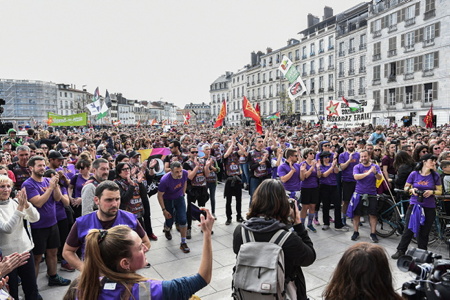 Arrivée à Bayonne le 24 mars 2024 de la course de la Korrika au Pays Basque. La Korrika est une course organise par l association AEK ( Alfabetatze Euskalduntze Koordinakundea) association de cours de basque aux adultes afin de lever des fonds pour devellopper la langue basque.

Arrival in Bayonne on March 24, 2024 for the Korrika race in the Basque Country. The Korrika is a race organized by the AEK association (Alfabetatze Euskalduntze Koordinakundea), an association of Basque courses for adults in order to raise funds to develop the Basque language.

Bayonne, Pays Basque, Region Nouvelle-Aquitaine, Pyrenees-Atlantiques France, Europe.