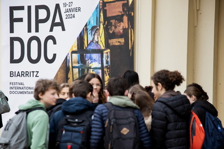 FIPADOC ( festival international de documentaires ) de Biarritz le 25 janvier 2024 à l'espace Bellevue. Ambiance avec étudiants et scolaires devant le casino municipal de la ville de Biarritz.

FIPADOC (international documentary festival) in Biarritz on January 25, 2024 at Espace Bellevue. Atmosphere with students and schoolchildren in front of the municipal casino of the city of Biarritz.

Biarritz, Pays basque, Nouvelle-Aquitaine, New-Aquitaine, Pyrénées-Atlantiques, Pays Basque, Europe, France.