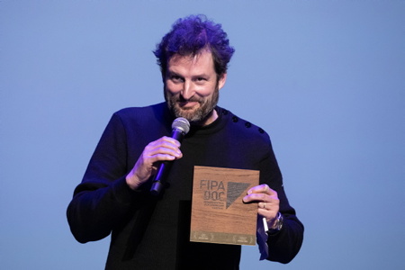 Remise du prix MITRANI à RIVERBOOM Claude Baechtold avec son prix dans les mains (photo).
Le Prix Mitrani est doté de 3 000€ par France Télévisions et d’une diffusion sur l’une de ses antennes. Festival du FIPADOC (Photo) lors du Festival du FIPADOC (Festival International Documentaire) soirée de clôture et remise des prix le vendredi 26 janvier 2024.

Presentation of the MITRANI prize to RIVERBOOM Claude Baechtold with prize donation in his hands (photo).
The Mitrani Prize is awarded €3,000 by France Télévisions and broadcast on one of its antennas. FIPADOC Festival (Photo) during the FIPADOC Festival (International Documentary Festival) closing evening and awards ceremony on Friday January 26, 2024.

Biarritz, Pays basque, Nouvelle-Aquitaine, New-Aquitaine, Pyrénées-Atlantiques, Pays Basque, Europe, France.