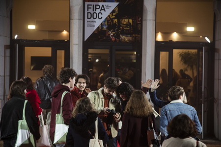 Etudiants sur le parvis de la gare du midi pour la dernière soirée du FIPADOC. (Festival International Documentaire) soirée de clôture et remise des prix le vendredi 26 janvier 2024.

Students on the forecourt of the Gare du Midi for the last evening of FIPADOC. (International Documentary Festival) closing evening and awards ceremony on Friday January 26, 2024.

Biarritz, Pays basque, Nouvelle-Aquitaine, New-Aquitaine, Pyrénées-Atlantiques, Pays Basque, Europe, France.