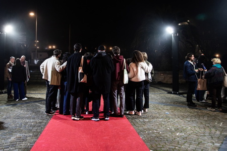 Etudiants sur le parvis de la gare du midi pour la dernière soirée du FIPADOC. (Festival International Documentaire) soirée de clôture et remise des prix le vendredi 26 janvier 2024.

Students on the forecourt of the Gare du Midi for the last evening of FIPADOC. (International Documentary Festival) closing evening and awards ceremony on Friday January 26, 2024.

Biarritz, Pays basque, Nouvelle-Aquitaine, New-Aquitaine, Pyrénées-Atlantiques, Pays Basque, Europe, France.