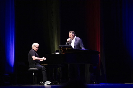 Le journaliste Bruce Toussaint et le pianiste Reinhardt Wagner ouvre le bal de la remise de prix du FIPADOC 2024. (Festival International Documentaire) soirée de clôture et remise des prix le vendredi 26 janvier 2024.

Journalist Bruce Toussaint and pianist Reinhardt Wagner open the ball at the FIPADOC 2024 awards ceremony. (International Documentary Festival) closing evening and awards ceremony on Friday January 26, 2024.

Biarritz, Pays basque, Nouvelle-Aquitaine, New-Aquitaine, Pyrénées-Atlantiques, Pays Basque, Europe, France.